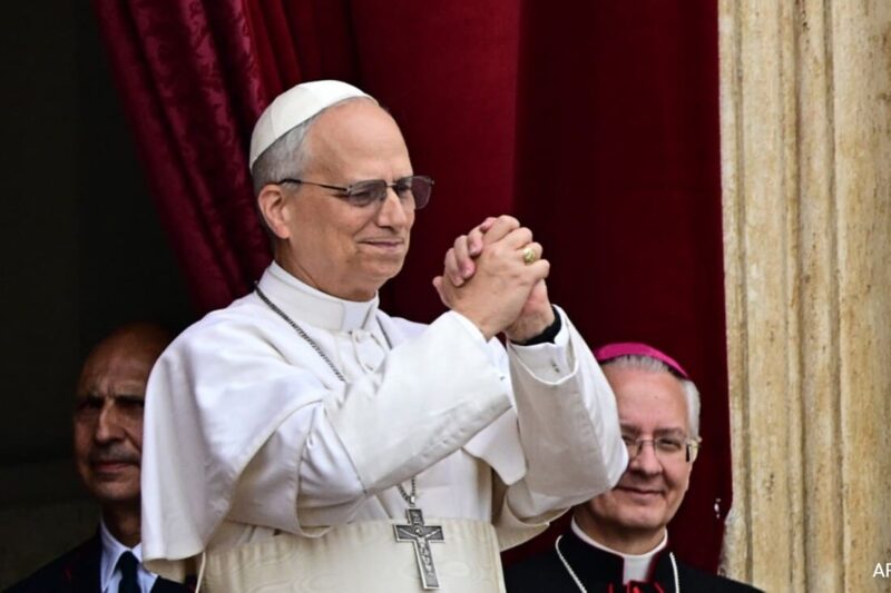 “Bomb Blast से बचते हुए Peru के ‘carrying denims’ पादरी बने Pope Leo XIV”