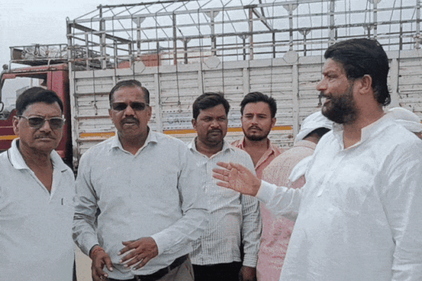Uttar Pradesh News: झांसी में National Highway पहुंचे पूर्व केंद्रीय मंत्री प्रदीप जैन, बोले- जाम में फंसकर ज़िंदगी दांव पर लगा रहे लोग, NHAI और ठेकेदार पर लिखाऊंगा मुकदमा