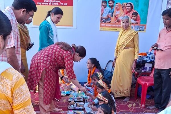 Uttar Pradesh News: 101 कन्याओं का पूजन कराए बिजनौर डीएम ने, भोजन और गिफ्ट देकर किया पढ़ाई के लिए प्रेरित