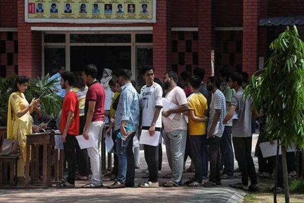 Visually Challenged शिक्षक, महेश पांडा ने ओडिशा सिविल सेवा परीक्षा पास की