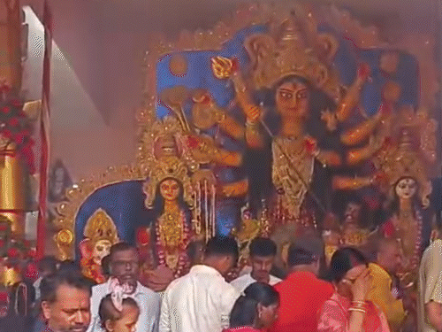 Bihar News: Tradition of Khoincha on Maha Ashtami, समस्तीपुर में महिला श्रद्धालुओं की भीड़, पूजा पंडाल में मजिस्ट्रेट और पुलिस बलों की तैनाती