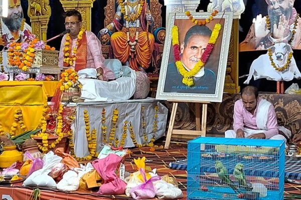 MP News: Parrot सुन रहे भागवत, टीकमगढ़ में राधारमण महाराज कर रहे कथा, कल होगा कन्या पूजन