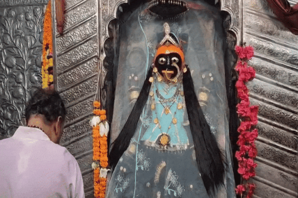 Rewa News: रानी तालाब मंदिर में माता का सोलह श्रृंगार, 450 साल पुरानी परंपरा के साक्षी बने हजारों श्रद्धालु; अष्टमी पर उमड़ा आस्था का सैलाब
