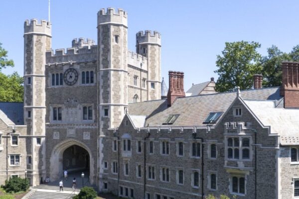 Ivy League विश्वविद्यालय: अमेरिका में अर्ली डिसीजन के लिए कौन सा चुनें?