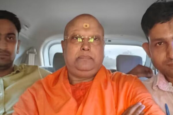 दिल्ली: ‘बाबा’ आरोपी स्वामी चैतन्यानंद ने 17 महिलाओं पर छेड़छाड़ का आरोप लगाया, 50 दिन भागने के बाद गिरफ्तारी मेंिं।