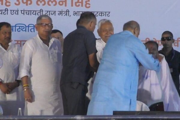 “Honor: बिहार के CM ने पूर्व मंत्री शैलेश कुमार को किया सम्मानित, मुंगेर में नीतीश कुमार का कंधे पर हाथ रखकर गरमाई राजनीति”