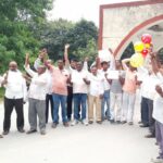 चतुर्थ श्रेणी कर्मचारियों की पुरानी पेंशन बहाली की मांग:मऊ में हाइड्रोजन गुब्बारा उड़ाकर किया प्रदर्शन, NPS का किया विरोध