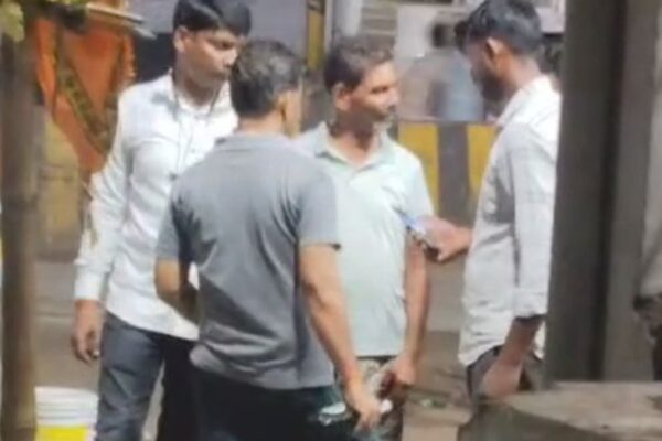 MP News: Alcohol के ड्राई डे पर मुरैना में हुई अवैध बिक्री, सरकारी आदेश की उड़ाई गई धज्जियाँ; वायरल हुआ वीडियो