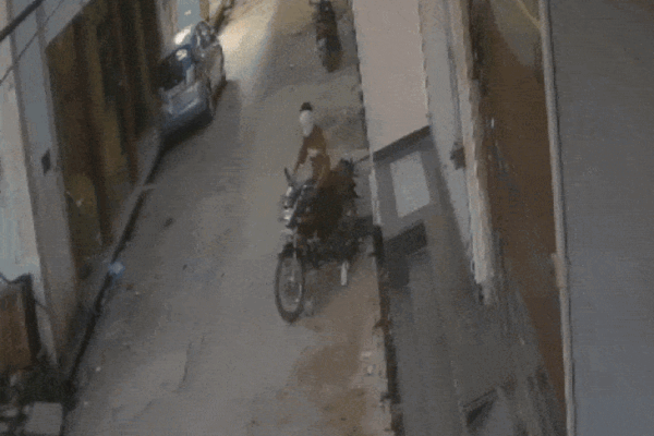 Bike चोरी: मुरैना में मुंह पर तौलिया बांधकर आया चोर, 23 सेकेंड में गाड़ी ले गया
