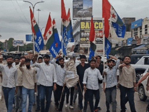 “Protest: सीकर में NSUI ने CM भजनलाल शर्मा का पुतला फूंका, बोले- जो संगठन अंग्रेजों की मुखबिरी करता था, भाजपा सरकार उसका कार्यक्रम राजस्थान विश्वविद्यालय में करवा रही थी”