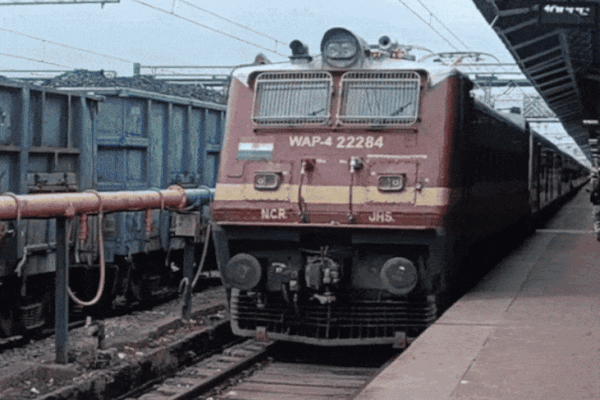 Special Train: झांसी में आठ घंटे तक देरी से पहुंचीं, यात्रियों ने की शिकायत – कनेक्टिंग ट्रेन छूटी, टिकट का पैसा गया!