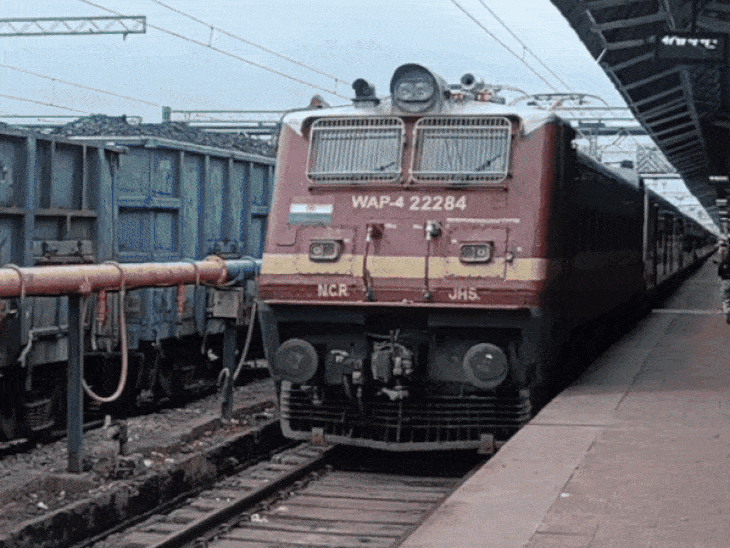 झांसी में आठ घंटे तक देरी से पहुंचीं स्पेशल ट्रेन:यात्रियों ने शिकायत कर कहा-मेरी कनेक्टिंग ट्रेन भी छूट गई, टिकट का पैसा भी गया