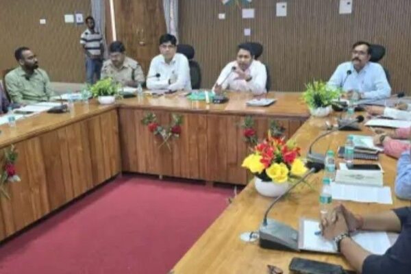 UPPSC Exam: झांसी में 11,520 अभ्यर्थी देंगे परीक्षा, 27 केंद्रों पर दो शिफ्ट में होगी परीक्षा, डीएम बोले- गंभीरता से जांचें प्रवेश पत्र