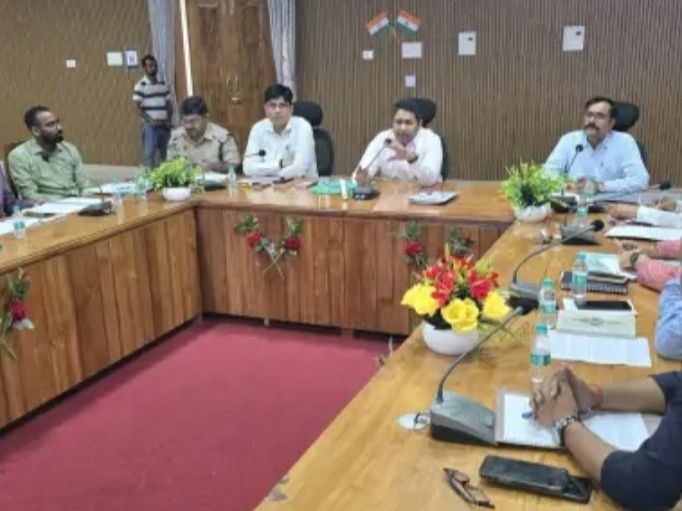 झांसी में 11,520 अभ्यर्थी देंगे UPPSC परीक्षा:27 केंद्रों पर दो शिफ्ट में होगा EXAM, डीएम बोले-गंभीरता से जांचें प्रवेश पत्र