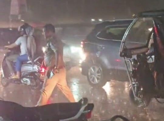 MP News: Immersion के दौरान जबलपुर में बारिश, सड़कें जाम; CSP साहू ट्रैफिक कंट्रोल करते दिखे