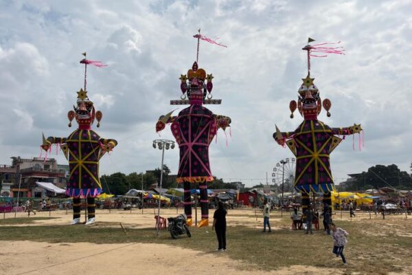 Dussehra: बरेली में 458 साल पुराने बड़े बाग मेले में 2 लाख लोगों की भीड़, आज 4 जगहों पर होगा रावण दहन