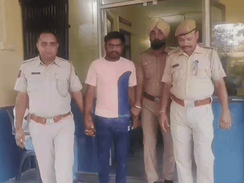 Arrest: राजस्थान में रेप का आरोपी गिरफ्तार, झूठा नाम बताकर महिला से दोस्ती और नाबालिग के साथ की छेड़छाड़
