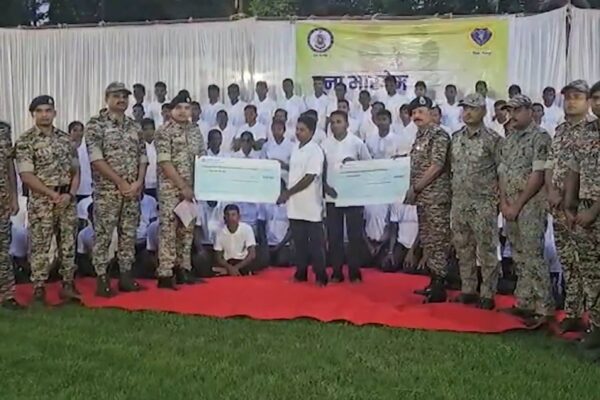 Maoists: 103 नक्सलियों ने Bijapur में ₹1.6 करोड़ के इनाम के साथ समर्पण किया