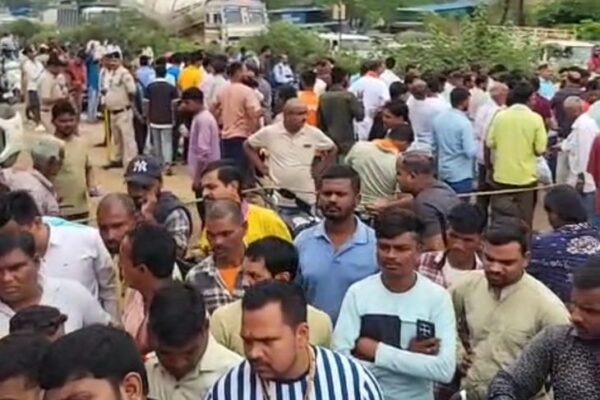 Chhattisgarh News: Highway पर ग्रामीणों ने किया चक्का जाम, सैकड़ों वाहन ढाई घंटे तक फंसे, जर्जर सड़कों के सुधार की मांग