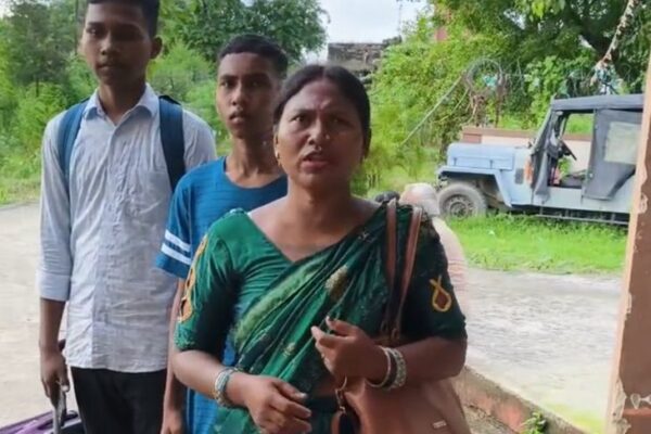 Robbery: जमुई स्टेशन पर 3 यात्रियों से लूट, पटना-धनबाद इंटरसिटी एक्सप्रेस में SDO की पत्नी से मोबाइल और बेटी से चेन छीनी