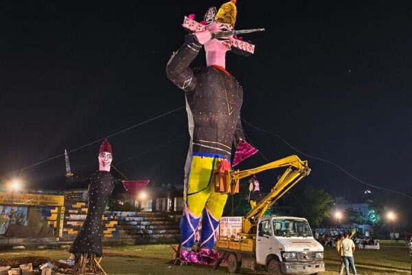 Dussehra: मैहर में रावण दहन के बाद जला ढांचा गिरा; श्रद्धालुओं ने गाजे-बाजे के साथ मां को विदाई दी, विजयादशमी पर्व हर्षोल्लास से संपन्न