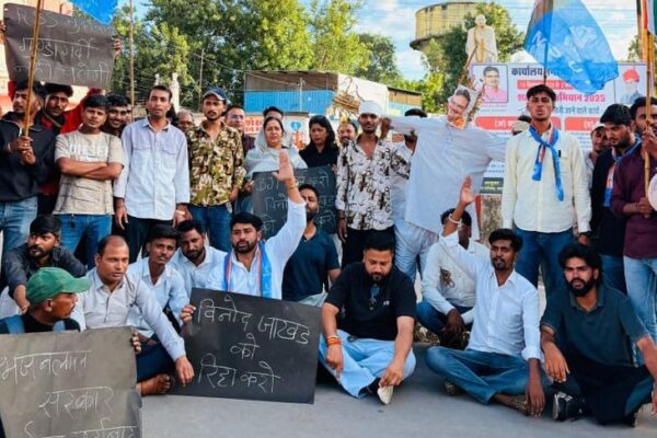 NSUI: ब्यावर में मुख्यमंत्री का पुतला दहन, अध्यक्ष विनोद जाखड़ व साथियों की रिहाई की मांग