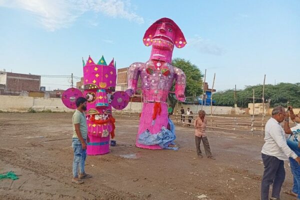 “Ravan: मथुरा में 85 फीट के रावण के पुतले का होगा दहन, रामलीला मैदान में राम रावण युद्ध का मंचन, बदली यातायात व्यवस्था”