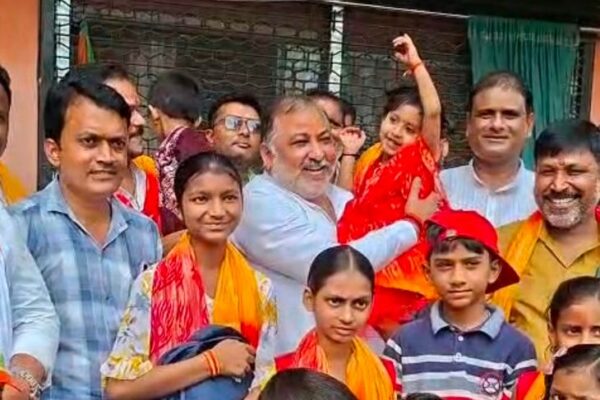 Transport Minister दयाशंकर सिंह ने किया कन्या पूजन: बलिया में शारदीय नवरात्र की नवमी पर देवी मंदिरों गूंजे जयकारे