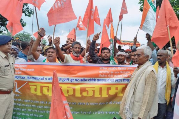 Farmers ने खगड़िया में NH 107 किया जाम: गैर मजरुआ जमीन को रैयती करने और खरीद-बिक्री की मांग