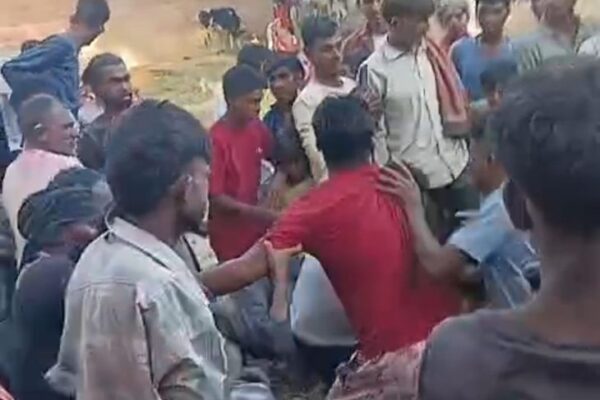 Hathras: हाथरस में शोभायात्रा के दौरान दो पक्षों में मारपीट, VIDEO: जमकर हंगामा, कई लोग घायल, पुलिस ने संभाली स्थिति