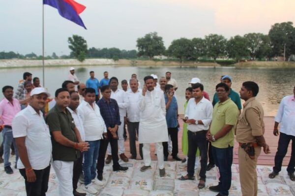Inspection: उत्तर प्रदेश में महापौर ने झूसी विसर्जन तालाब का किया निरीक्षण, प्रतिमा विसर्जन के लिए दिए दो हाइड्रा मशीनें लगाने के निर्देश