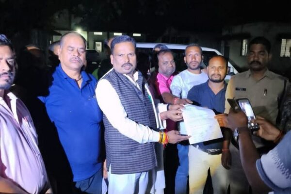 MP News: “Controversy” युवाओं ने लगाए नाथूराम गोडसे अमर रहे के नारे: डिंडौरी में वीडियो सामने आने पर कांग्रेस ने कार्रवाई की मांग की