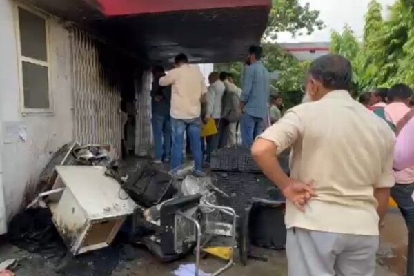 Fire: बेतिया प्रधान डाकघर में शॉर्ट सर्किट से लगी आग, 10 लाख से अधिक का नुकसान, फायर ब्रिगेड की टीम ने एक घंटे की मशक्कत के बाद बुझाया