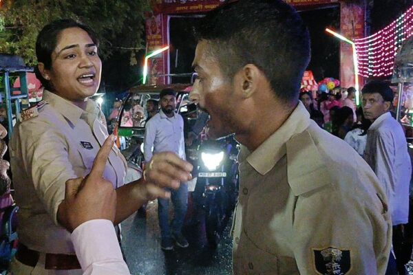Bihar News: Police ने युवक के सिर पर डंडे से मारा, जमुई में भीड़ नियंत्रण के दौरान हुआ विवाद, पत्रकार का फोन छीना