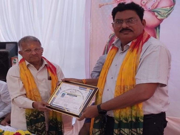मथुरा में राधापुरम सोसाइटी का हुआ शपथ ग्रहण समारोह:D K दुबे बने अध्यक्ष,12 कार्यकारिणी सदस्यों ने भी ली शपथ