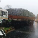 दो ट्रकों की भिड़ंत से NH28 पर 5 घंटे जाम:तमकुही राज में बारिश-आंधी से पेड़ गिरे, एम्बुलेंस फंसी, राहगीरों ने हटाया