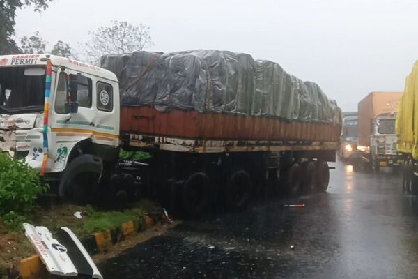 Traffic जाम: दो ट्रकों की भिड़ंत से NH28 पर 5 घंटे जाम, तमकुही राज में बारिश-आंधी से गिरे पेड़, एम्बुलेंस फंसी, राहगीरों ने हटाया