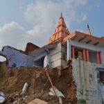 गाजीपुर में 450 साल पुराना शिव मंदिर ढहा:भारी बारिश से रामगंगा घाट में आधा ढांचा बहा, शिखर और घंटा अभी भी सुरक्षित