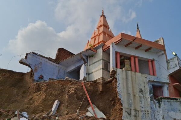 Collapse: गाजीपुर में 450 साल पुराना शिव मंदिर ढहा, भारी बारिश से रामगंगा घाट में आधा ढांचा बहा, शिखर और घंटा अभी भी सुरक्षित