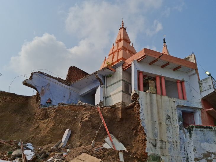 गाजीपुर में 450 साल पुराना शिव मंदिर ढहा:भारी बारिश से रामगंगा घाट में आधा ढांचा बहा, शिखर और घंटा अभी भी सुरक्षित
