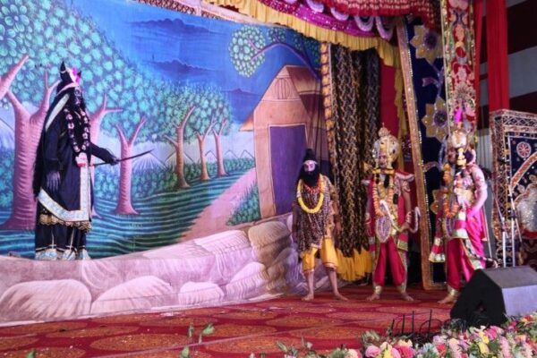 “Performance: वृंदावन रामलीला का तीसरा दिन, ताड़का वध लीला का हुआ मंचन, पुष्प वाटिका में हुआ सिया पिया मिलन”