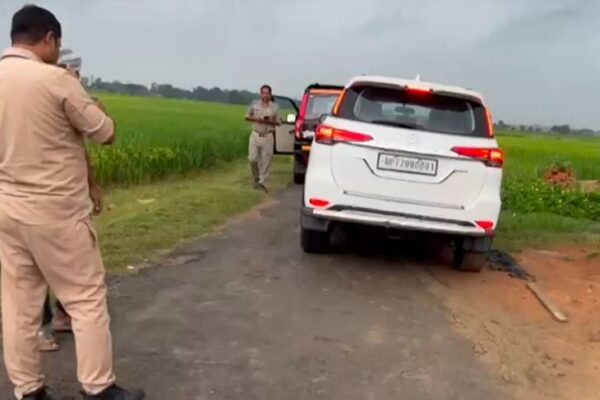 Threat: उत्तर प्रदेश में सपा नेता पर जान से मारने की धमकी, दो फॉर्च्यूनर गाड़ियों से पहुंचे हमलावर, युवक पर तानी पिस्टल, वीडियो वायरल