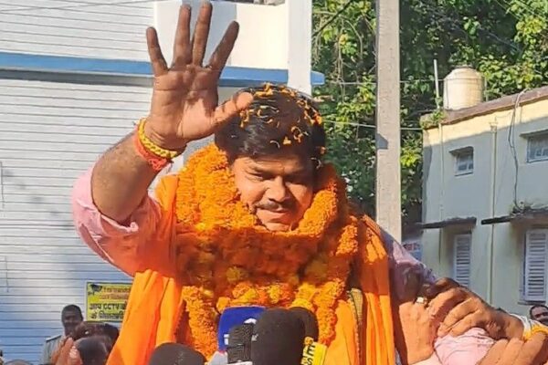 Bihar News: मिथलेश तिवारी का बैकुंठपुर सीट पर नामांकन, केशव मौर्य ने मांगा वोट
