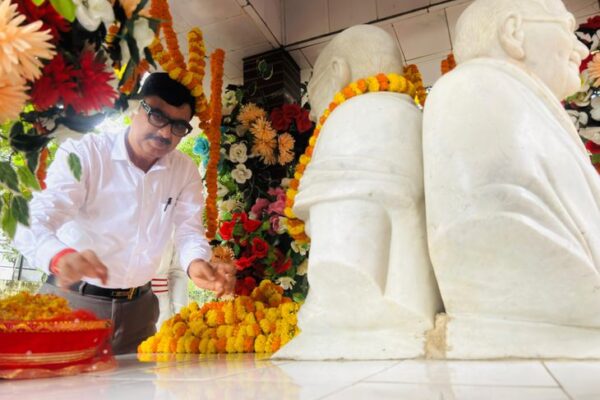 “Tribute: गांधी जयंती पर कलेक्ट्रेट परिसर में राष्ट्रपिता को श्रद्धांजलि, जमुई जिलाधिकारी नवीन ने महात्मा गांधी के आदर्शों को अपनाने का किया आह्वान”