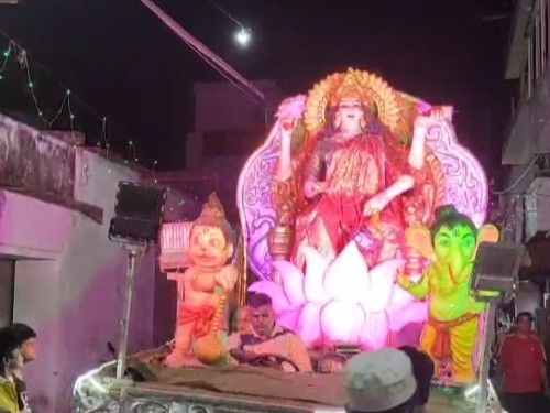 Procession: आगरा में निकली देवी शशिबाला की शोभायात्रा, 31 भक्तिमय झांकियां बनी आकर्षण का केंद्र