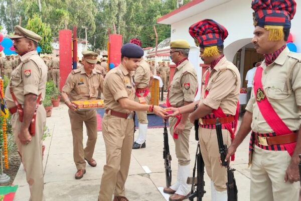 Gandhi जयंती: हरदोई पुलिस ने मनाई गांधी-शास्त्री जयंती, अधिकारियों ने अर्पित किए श्रद्धा सुमन और दिलाई राष्ट्र सेवा की शपथ
