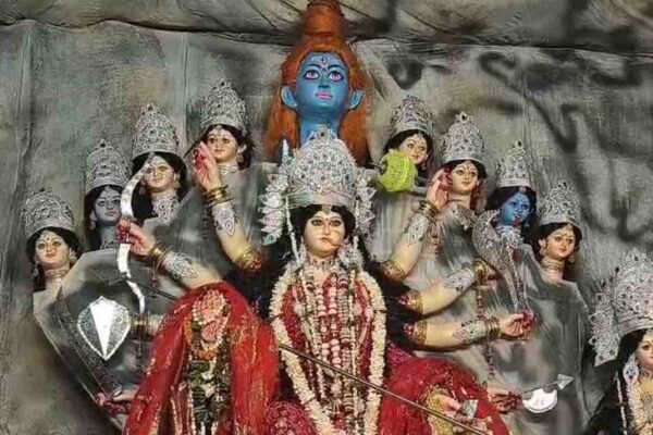 “Durga Idol: मोतिहारी में पहली बार स्थापित हुई 9 रूपों वाली दुर्गाप्रतिमा, भैरव स्थान पर बनी पंडाल में 50 सालों से पूजा जारी, दूर से आते हैं श्रद्धालु”