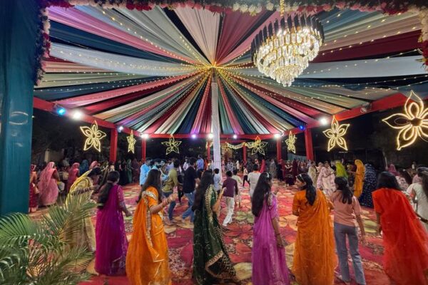 “Navratri महोत्सव: झाबुआ के बरवेट में गरबा, झांकियां और महाआरती से भक्तिमय माहौल; श्रद्धालुओं की उमड़ी भीड़”