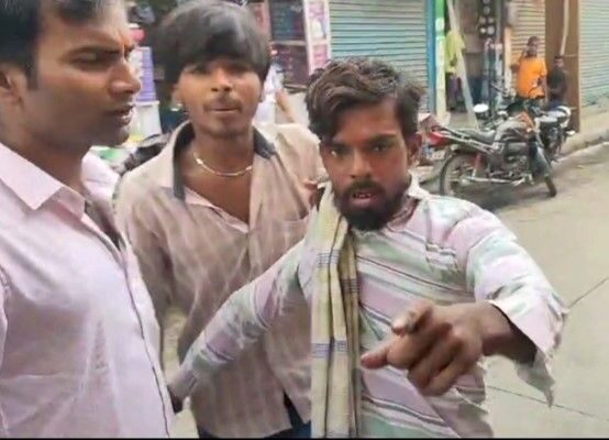 Theft: भागलपुर दुर्गा मंदिर में बच्ची का लॉकेट चोरी, श्रद्धालुओं ने चोर को पकड़ा और पीटा