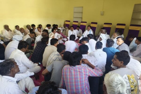 MP News: Survey के दौरान पूर्व मंत्री रमेश मीणा ने सपोटरा में कांग्रेस कार्यकर्ताओं की बैठक में संगठन सृजन अभियान पर की चर्चा